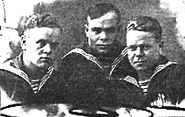    Братья Снесаревы. Владимир в центре. Фото из газеты «Комсомольская правда», 1940 год.