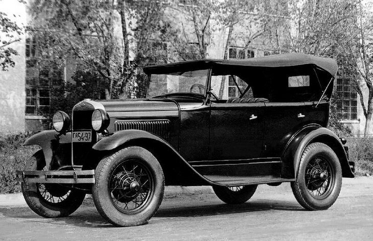 Классический ГАЗ А, выпускавшийся с 1933 по 1935 год на том же Горьковском автомобильном заводе.