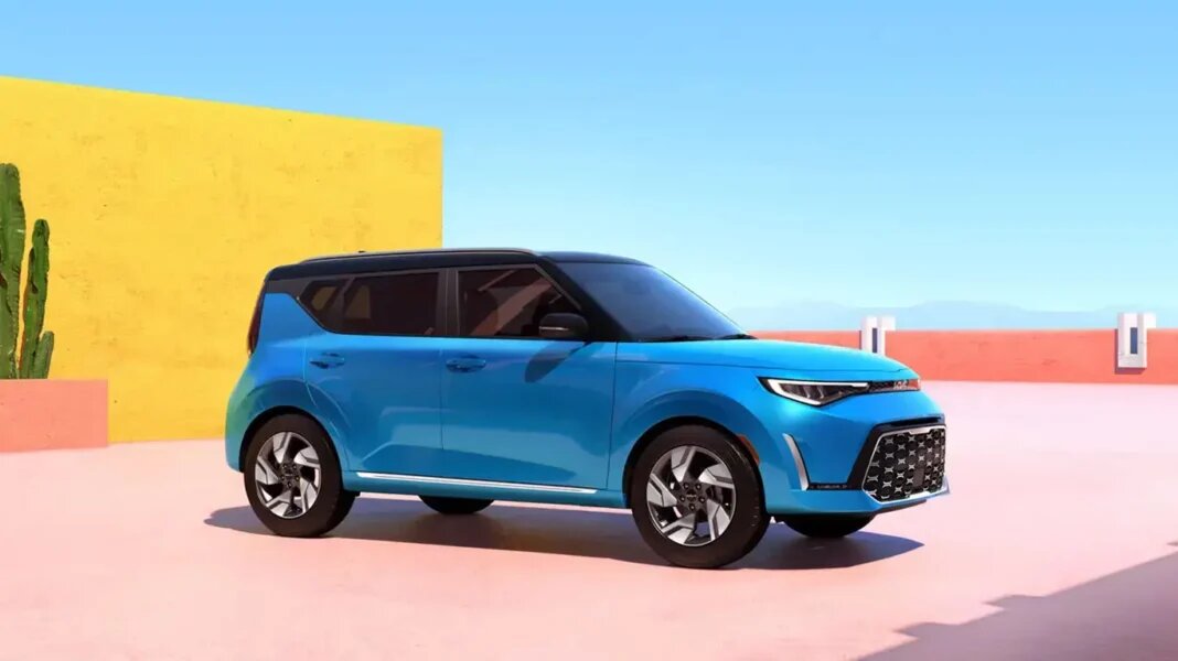 Компактный кроссовер Kia Soul 2024 вернулся в РФ в рестайлинговом исполнении по схеме параллельного импорта. До 2022 года модель в стране была представлена официально еще в дореформенном исполнении.