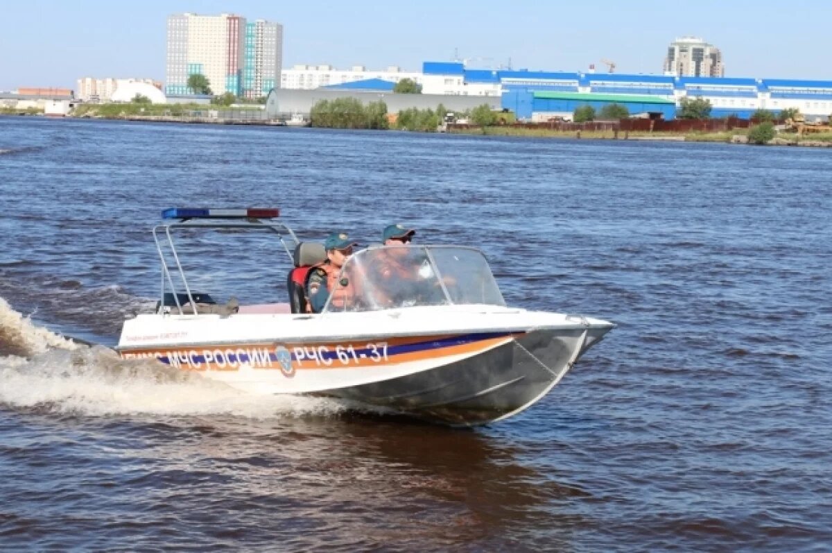    Девушка двигалась за лодкой при сильном течении.