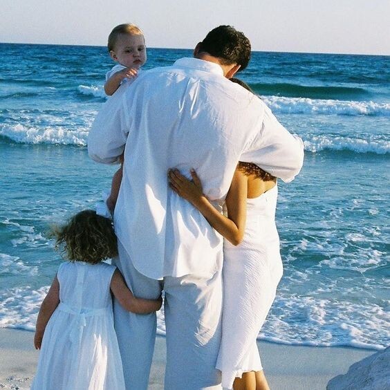 Семья имеет важное значение в овладении человеком социальными нормами, формирует фундаментальные ценностные ориентации человека, сферы и уровень притязаний, жизненные устремления, планы и способы их достижения.