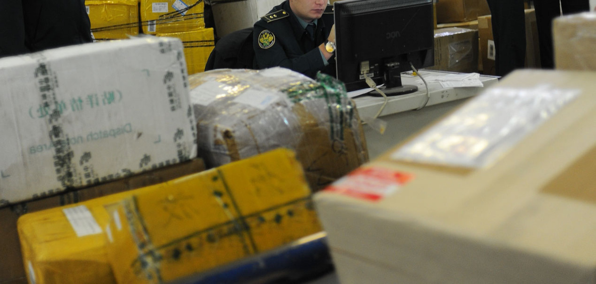 Посылки просвечиваются, конечно. Но далеко не всегда легко выявить хитро спрятанное вложение