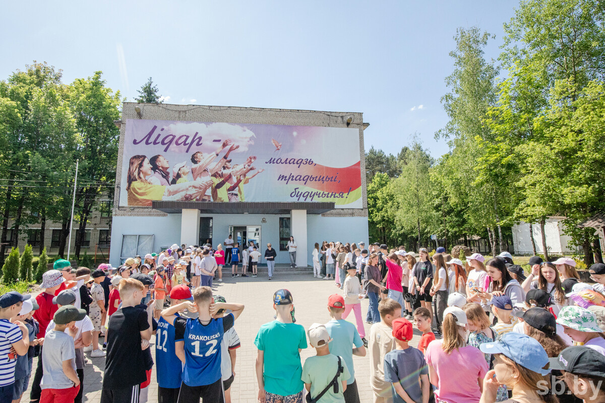    Акция «Шаг к успеху» с поэтом Владимиром Мозго заглянула в лагерь «Лидер» под Минском