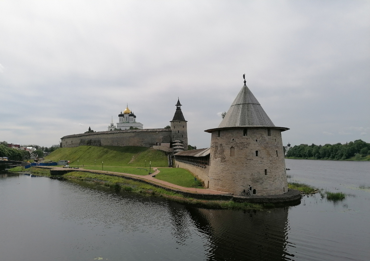 Стрелка Псковского кремля, где Пскова впадает в Великую. 