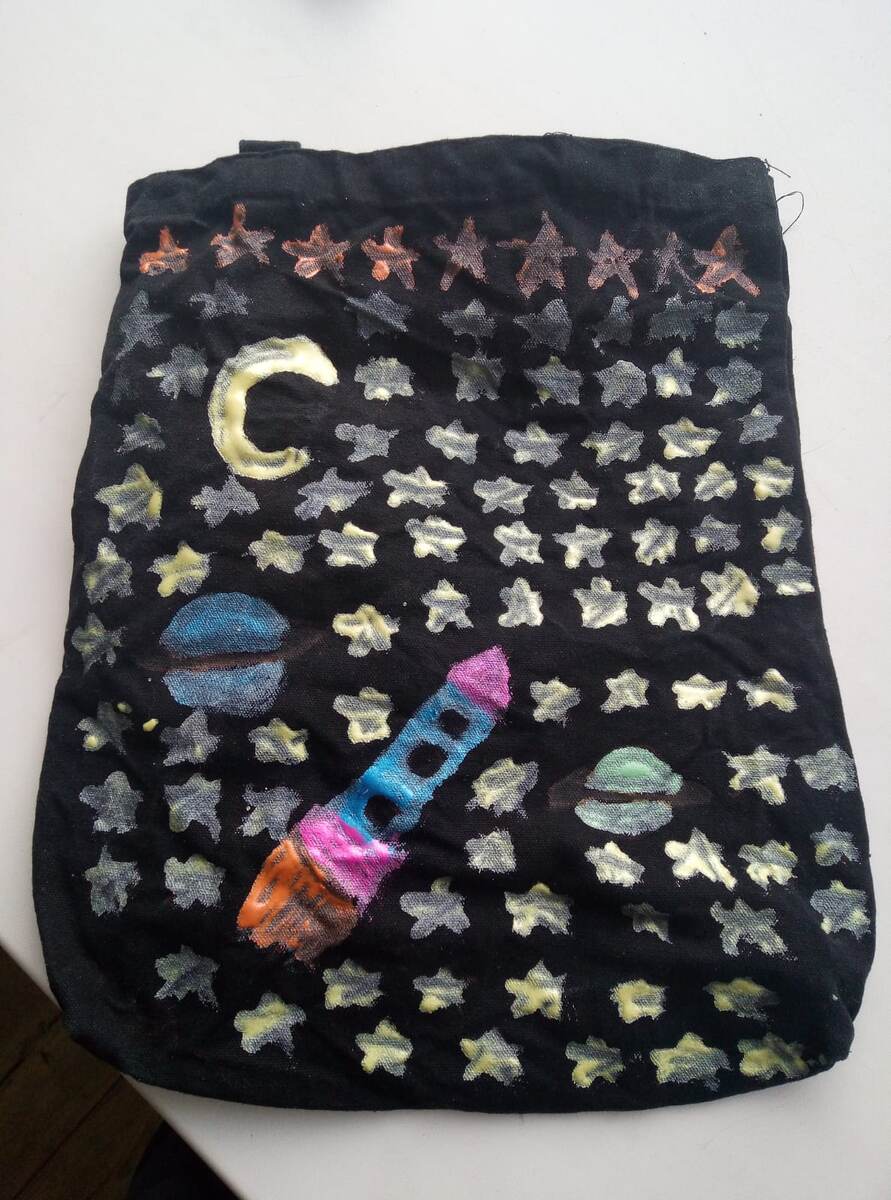 Такую красоту сделал сегодня сын на арт-терапии. Это сумка. 