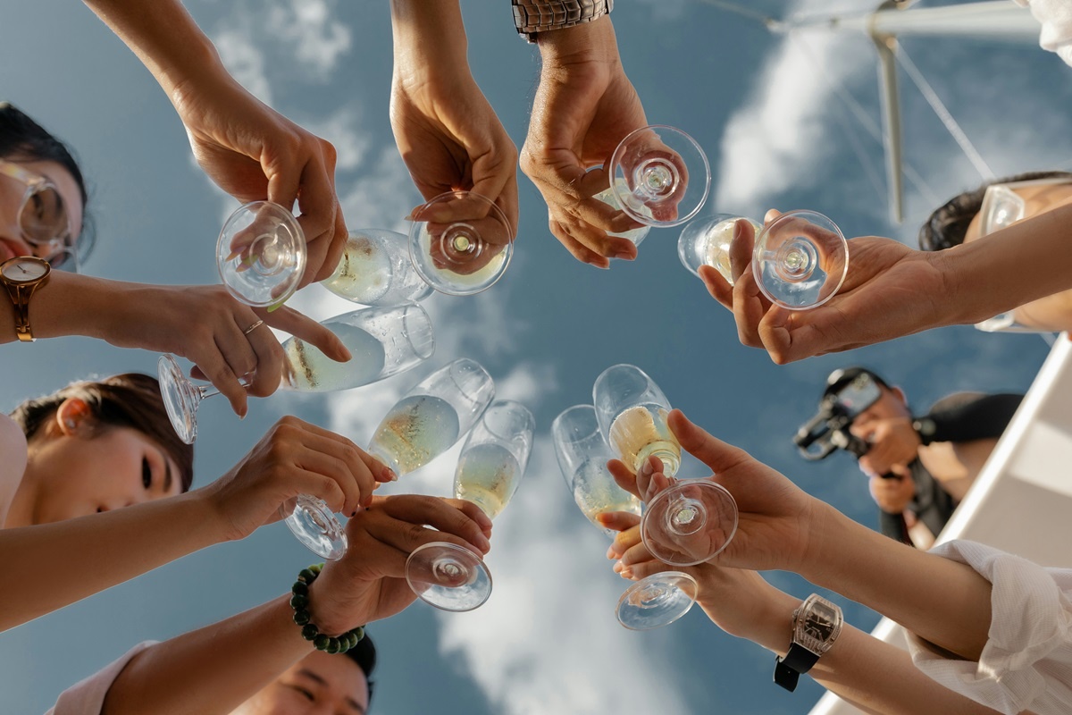     Зумеры равнодушны к алкоголю: социологи выяснили, почему молодые люди отказываются от спиртного