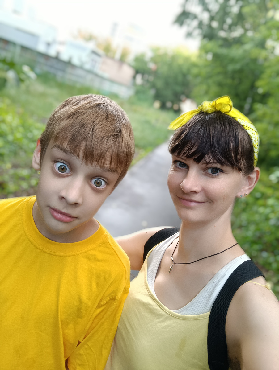 Прошу его улыбнуться.