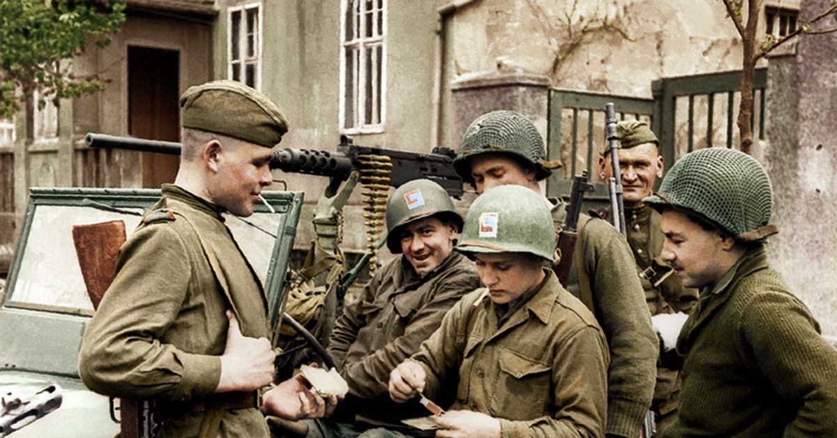 Американские и Советкие солдаты в Берлине. 1945 год.
