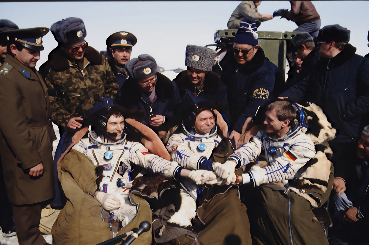 Космонавт Крикалев возвращается на Землю, 25 марта 1992 года.