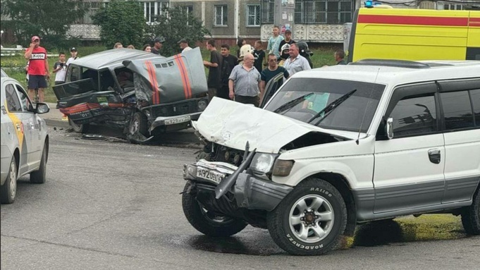 Еще четырем участникам происшествия оказали медицинскую помощь В жестком ДТП в Бийске один человек погиб и четверо пострадали, сообщает "Инцидент Барнаул".