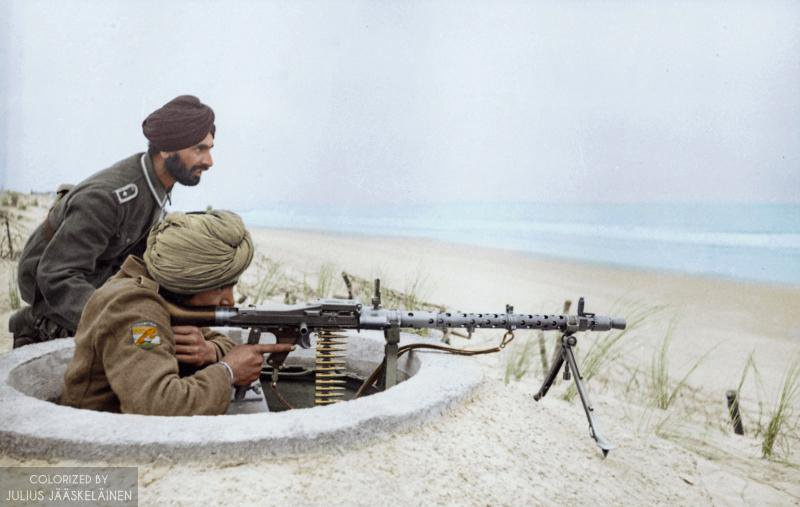 Сикхи индийского легиона Вермахта проводят учения по отражению вражеского десанта, 1944 год.