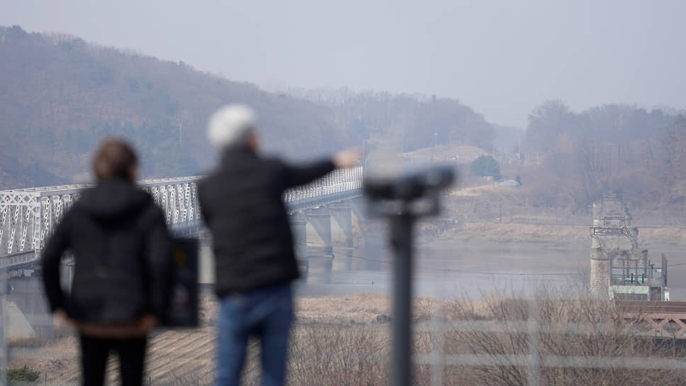 Фото: Lee Jin-man / AP📷Посетители южнокорейского курорта Имджингак смотрят в сторону границы с КНДР. Март 2023 года