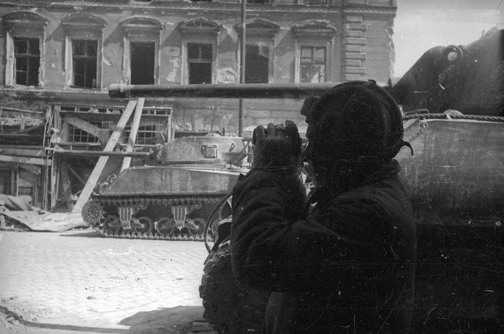 Советский танкист и танки М4А2(76)W «Шерман» на улицах Вены. 1945 год.