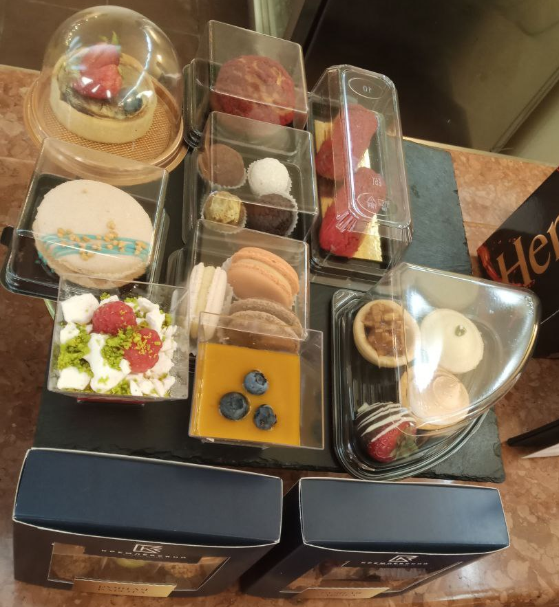 Пирожные в буфете Большого театра. Источник: фото автора.