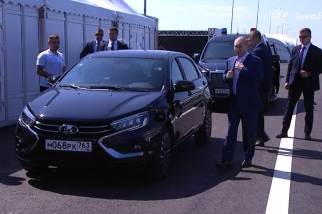    Владимир Путин / Lada Aura