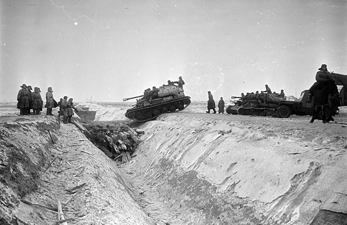 СУ-76М преодолевают ров, Ленинградский фронт, зима 1943 - 1944 гг.