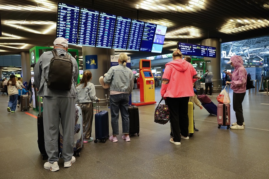 Время прохождения паспортного контроля для въезжающих в Россию иностранцев увеличилось. | Фото: Олег Елков/ТАСС