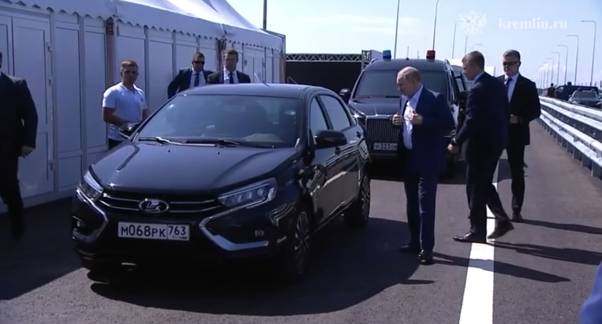 Президент России Владимир Путин после поездки за рулем Lada Aura назвал ее хорошей машиной.