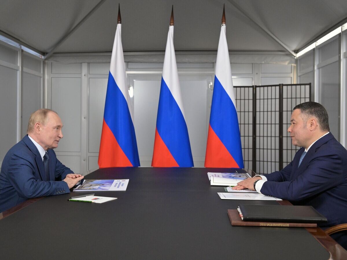    Президент РФ Владимир Путин и губернатор Тверской области Игорь Руденя во время встречи© РИА Новости / Евгений Биятов