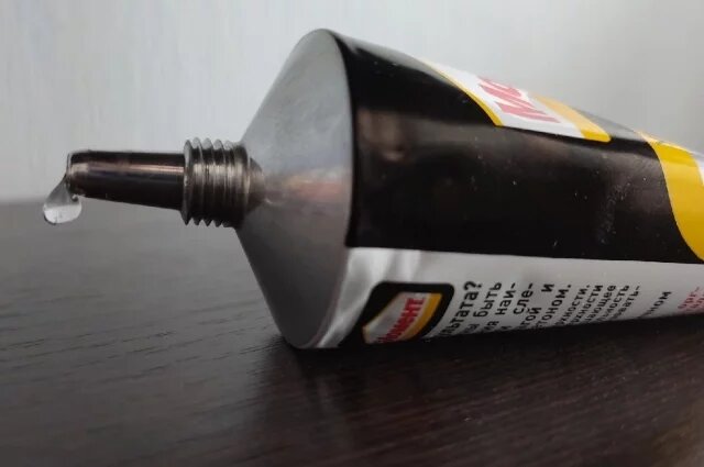    Почему суперклей не приклеивается к тюбику изнутри?