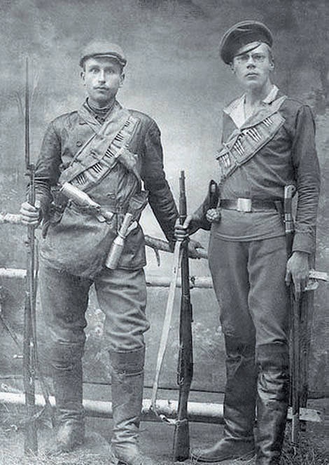 Русские солдаты 1918 год. У левого — гранаты Рдултовского