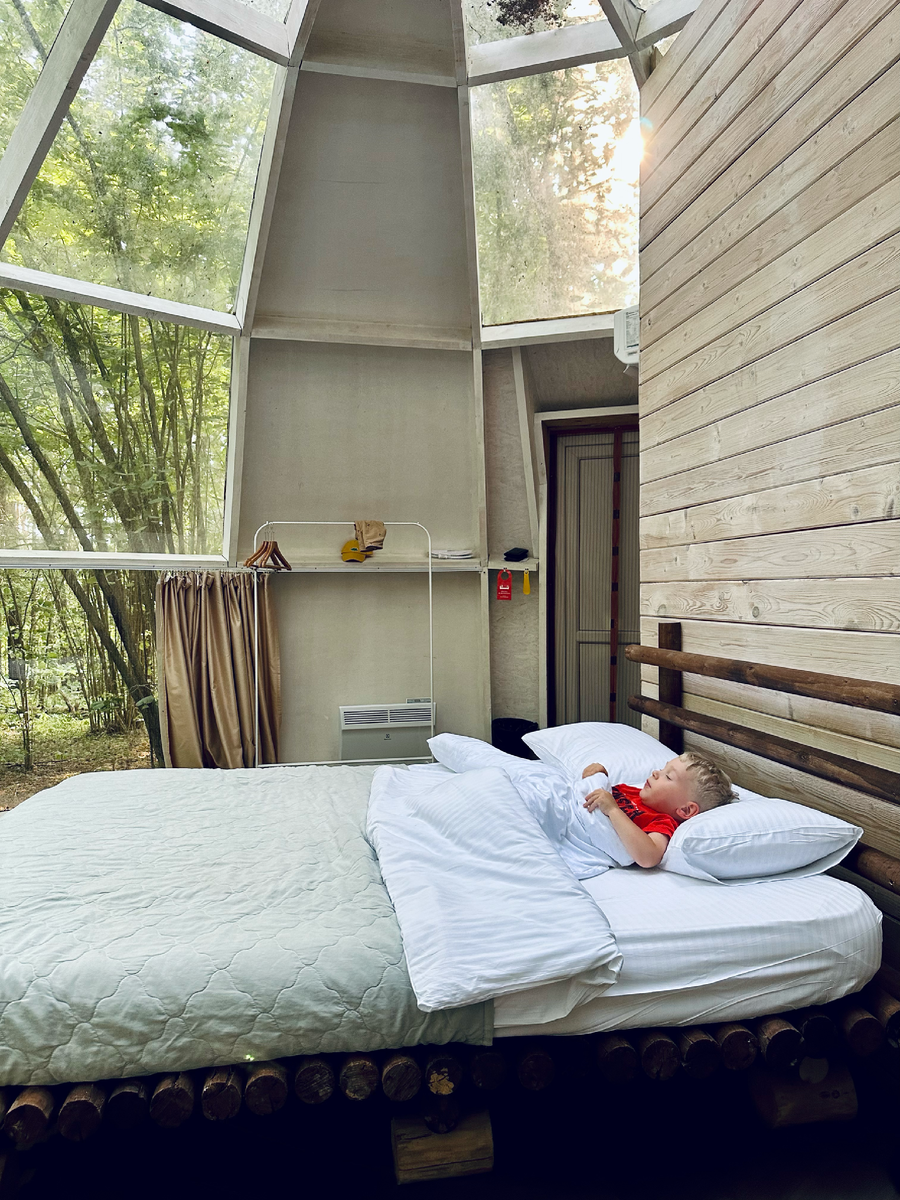 Кстати, когда ездили в отели этим летом, спали прекрасно все вместе.