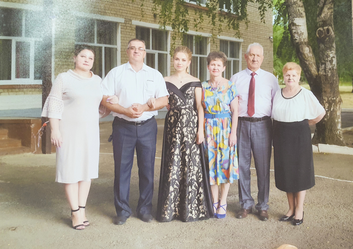 Елена Васильевна и Евгений Степанович Сиденко – пара, хорошо известная в Шпаковском округе. В своём роде уникальная. На всём Ставрополье больше нет такой семьи, в которой оба супруга – директора школ.-6