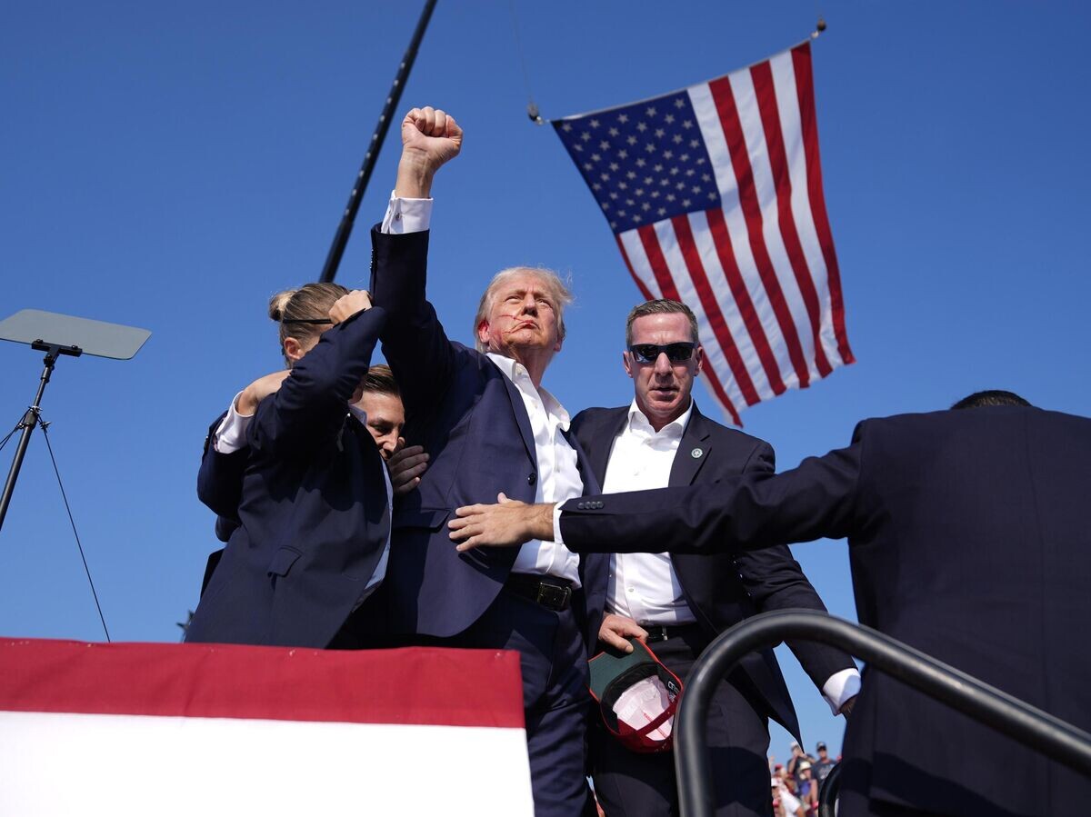    Сотрудники Секретной службы США уводят Дональда Трампа после стрельбы на предвыборном митинге в Батлере© AP Photo / Evan Vucci
