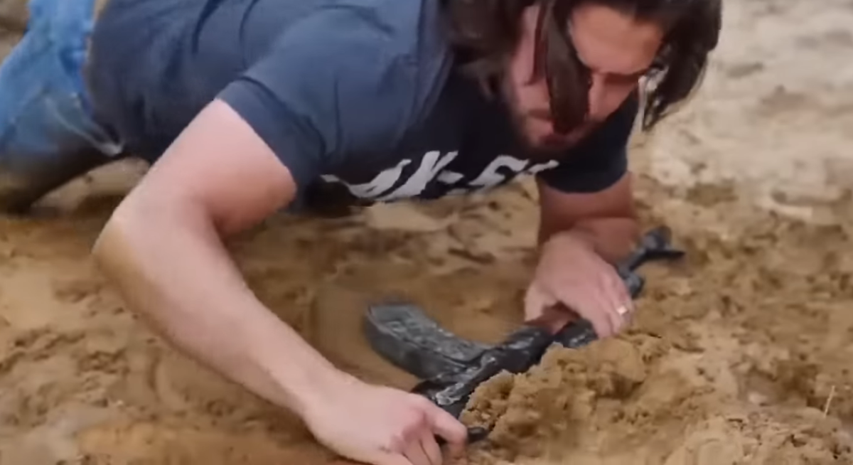  АК-47 в грязи без ствольной коробки. 