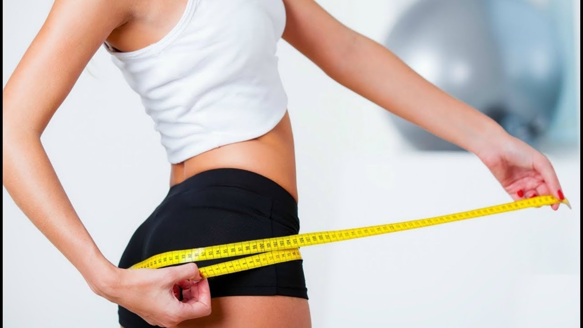 Уменьшите потребление сахара, соли и жирных продуктов. Включите в рацион больше овощей, фруктов, белков и цельнозерновых продуктов. 