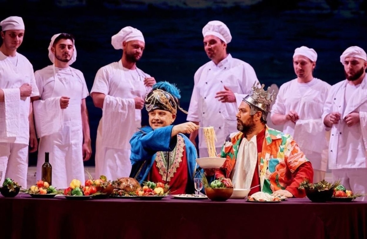 Сцена из оперы «Итальянка в Алжире». Фото: Мариинский театр https://vk.cc/cyqinp