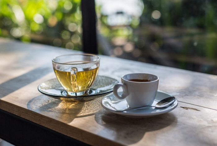 Идея о том, что зеленый чай полезнее кофе, существует уже много лет.