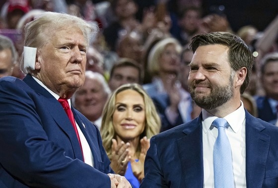    Дональд Трамп и сенатор США Дж. Д. Вэнс (республиканца от Огайо)