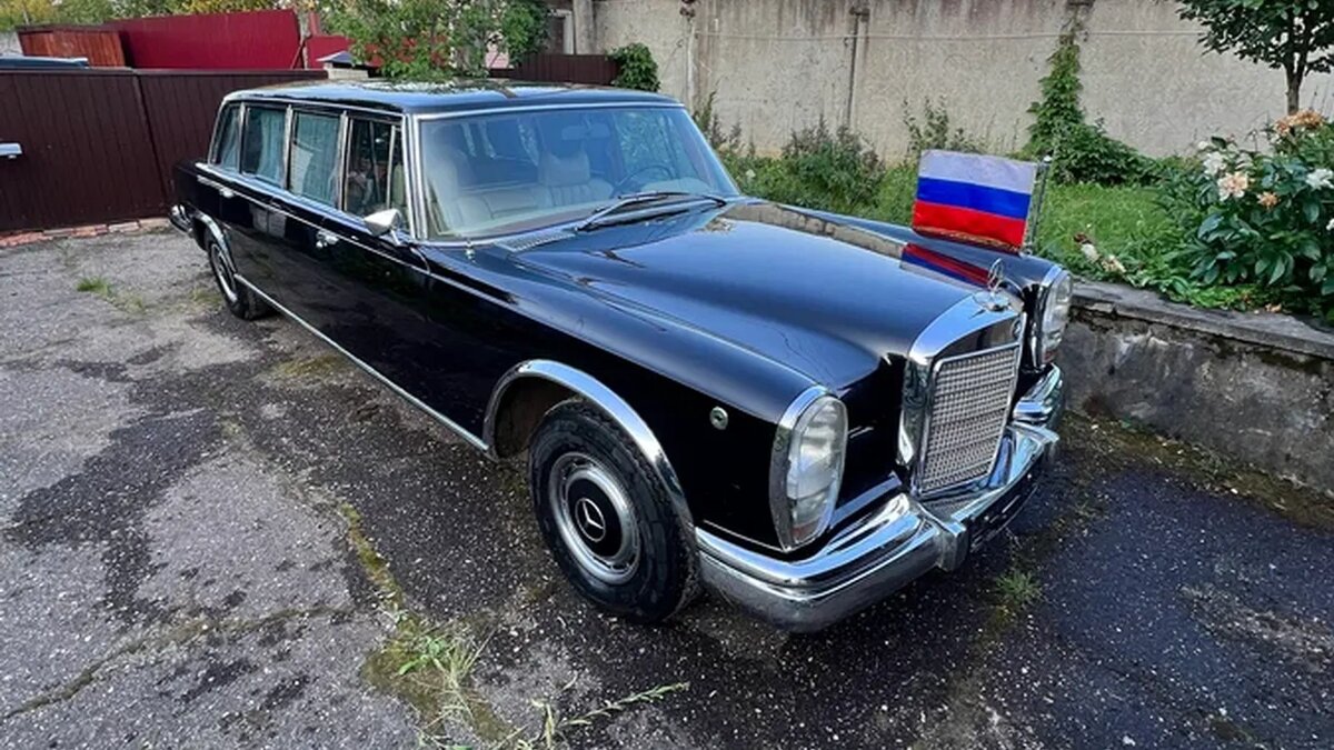 Редкий лимузин Mercedes-Benz 600 Pullman (W100) выставили на продажу на Авто.ру. Частный продавец из Москвы просит за раритет 1974 года 50 миллионов рублей.