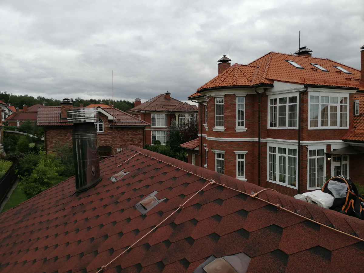 Медная молниезащита на доме с кровлей из гибкой черепицы. Пример работ