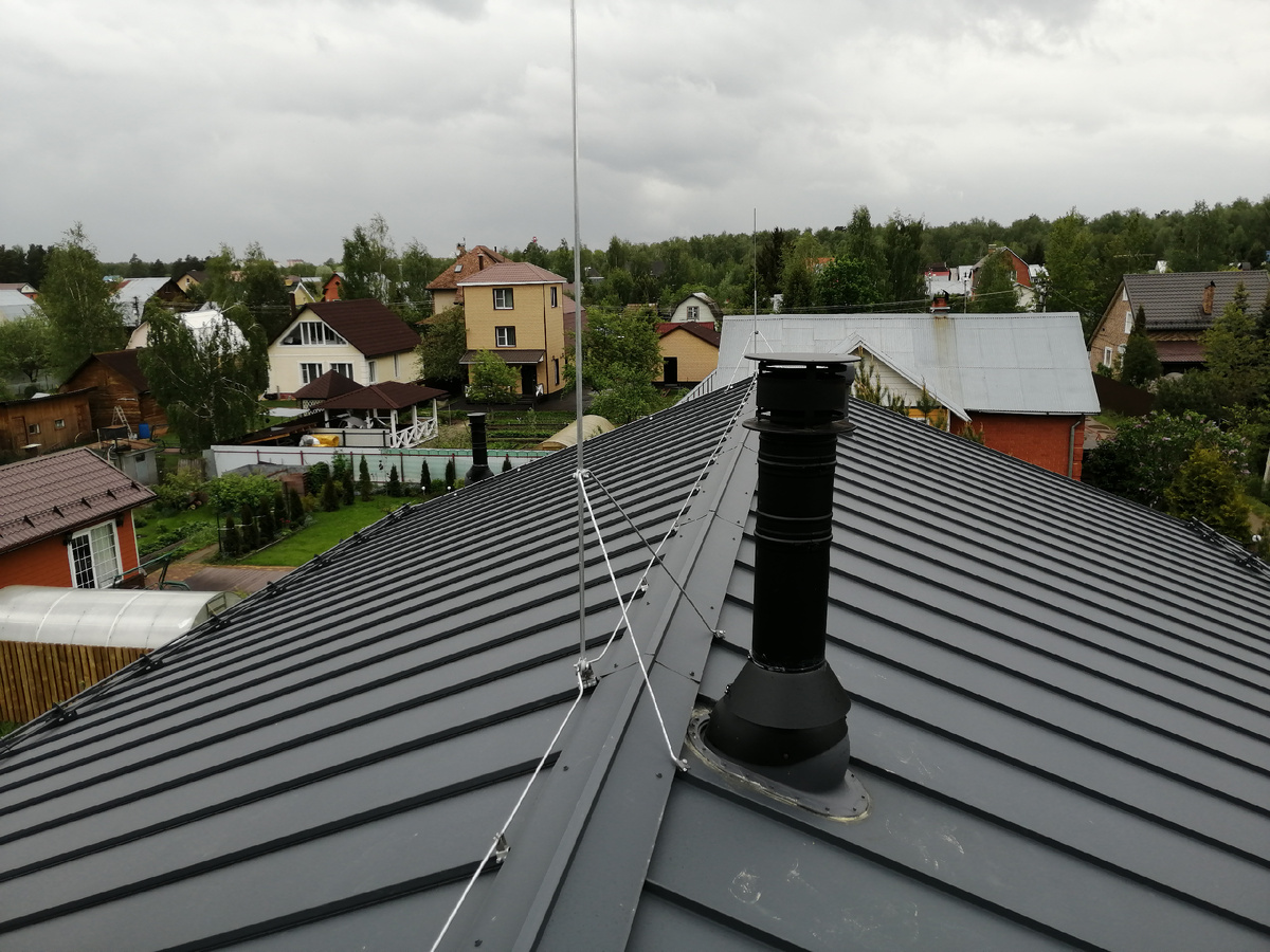 Молниезащита из неокрашенного алюминия на металлической кровле. Пример работ.