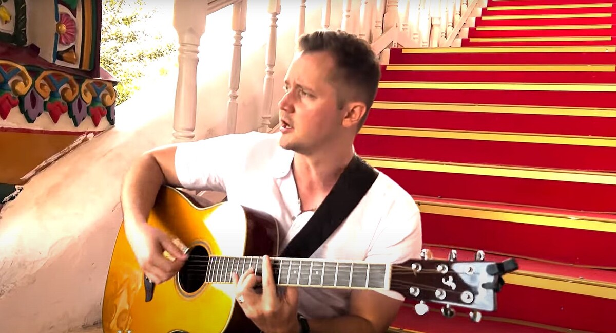 скрин  видеоклипа Александра Волкодава "Мы уйдем за атаманом"