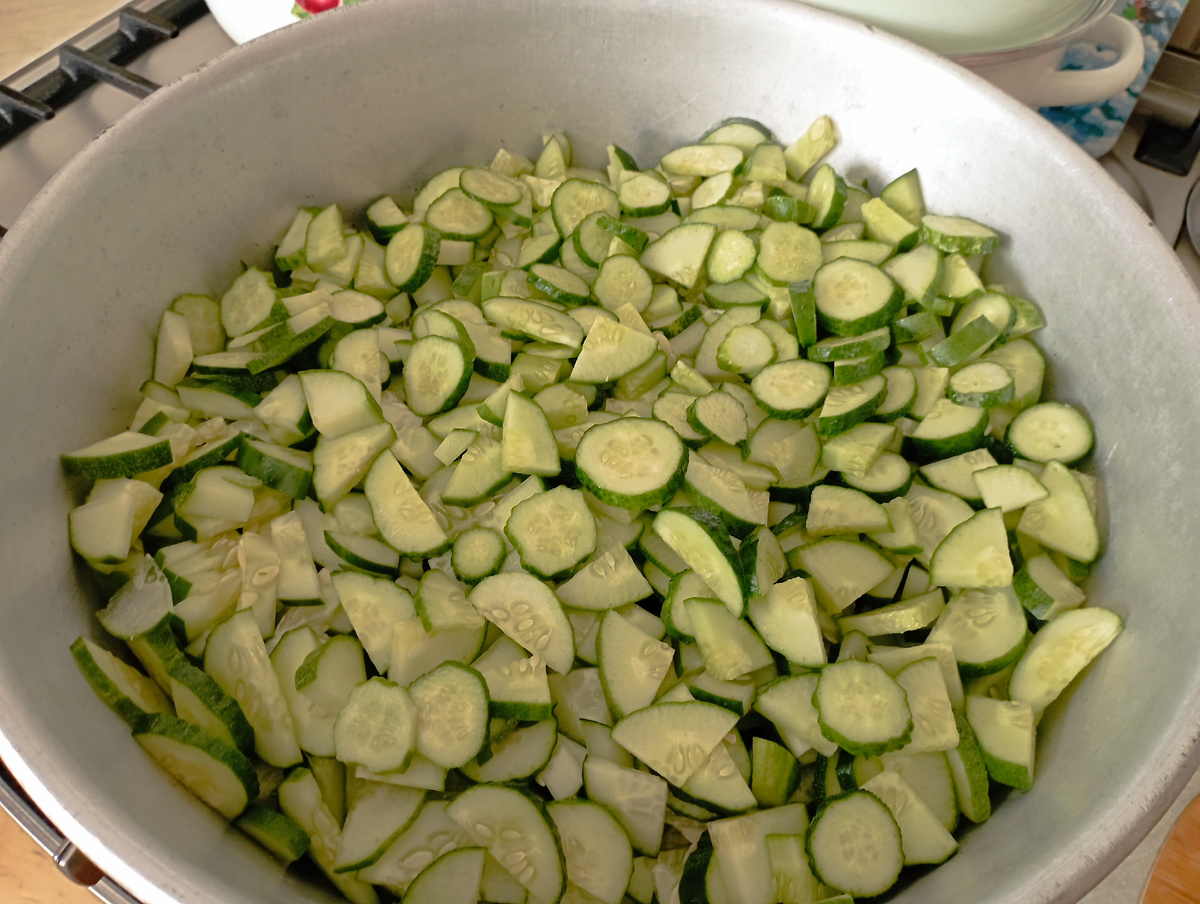 2,5 кг огурцов 