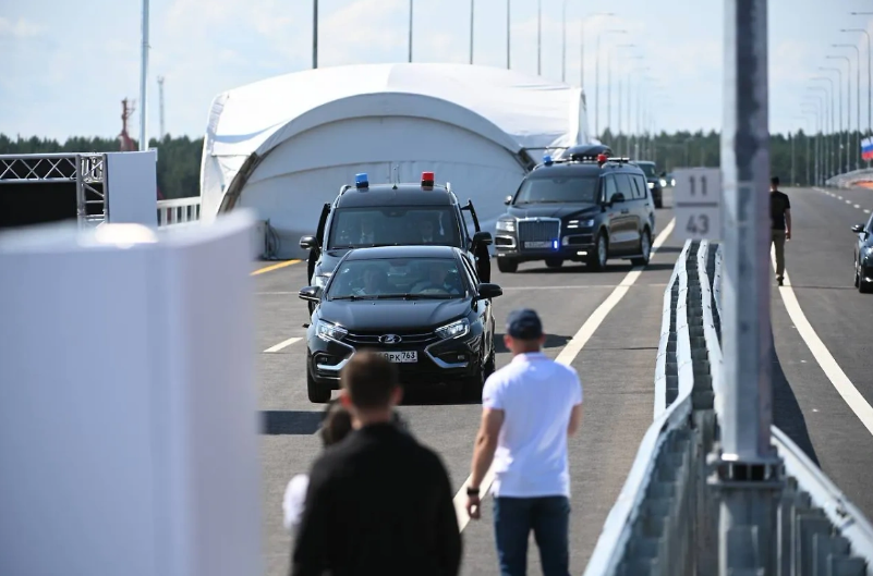 Президент России Владимир Путин поделился своим мнением о новом автомобиле Lada Aura, за рулём которого он приехал на открытие последнего участка трассы М-11.