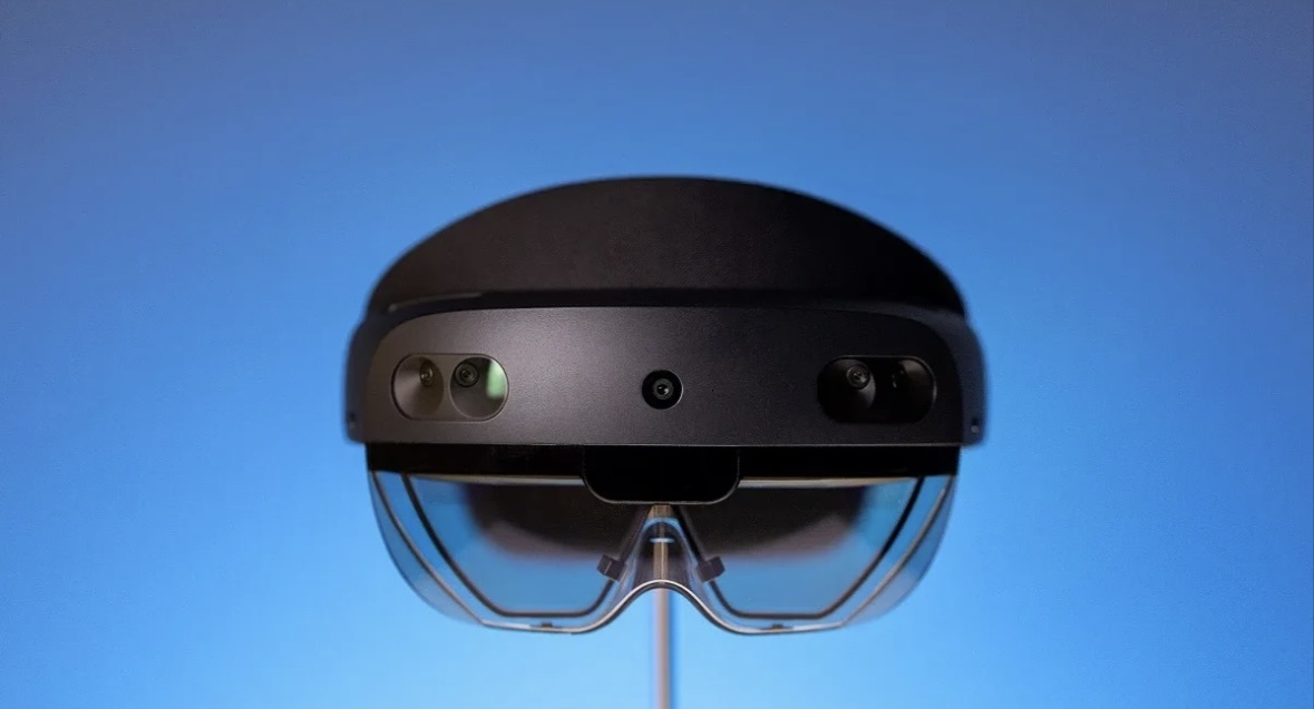 Устройство смешанной реальности Microsoft HoloLens — полностью самодостаточный голографический компьютер под управлением Windows 10. Работает автономно: не требует подключения к ПК, смартфону или игровой консоли
