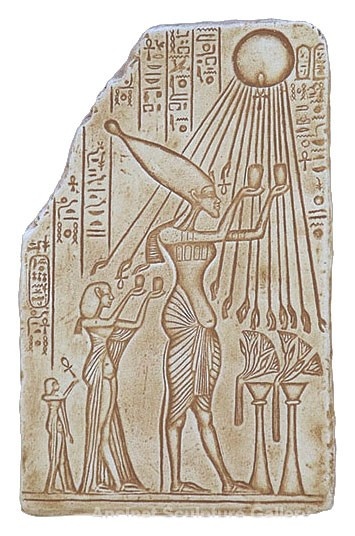 Эхнатон поклоняется Атону