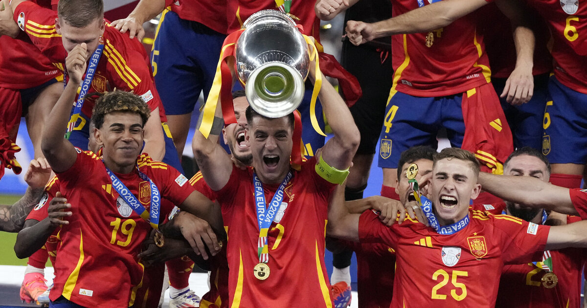 Вчера сборная Испании отпраздновала в Мадриде победу на Евро-2024 – в финале турнира команда Луиса де ла Фуэнте обыграла Англию (2:1).