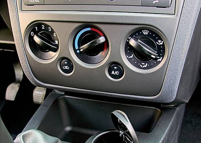 Сидеть в машине в такую жару с открытыми окнами или лучше все же запустить кондиционер? Эксперты журнала «3а рулём» измерили расход топлива различных двигателей при прогреве и работе на холостом ходу.-2