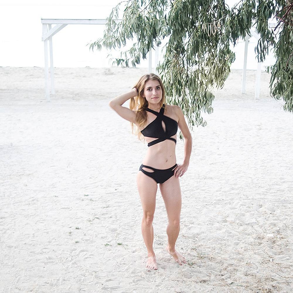 Это мы пытались затеять бизнес с купальниками, но увы. Где-то 2016, думаю.