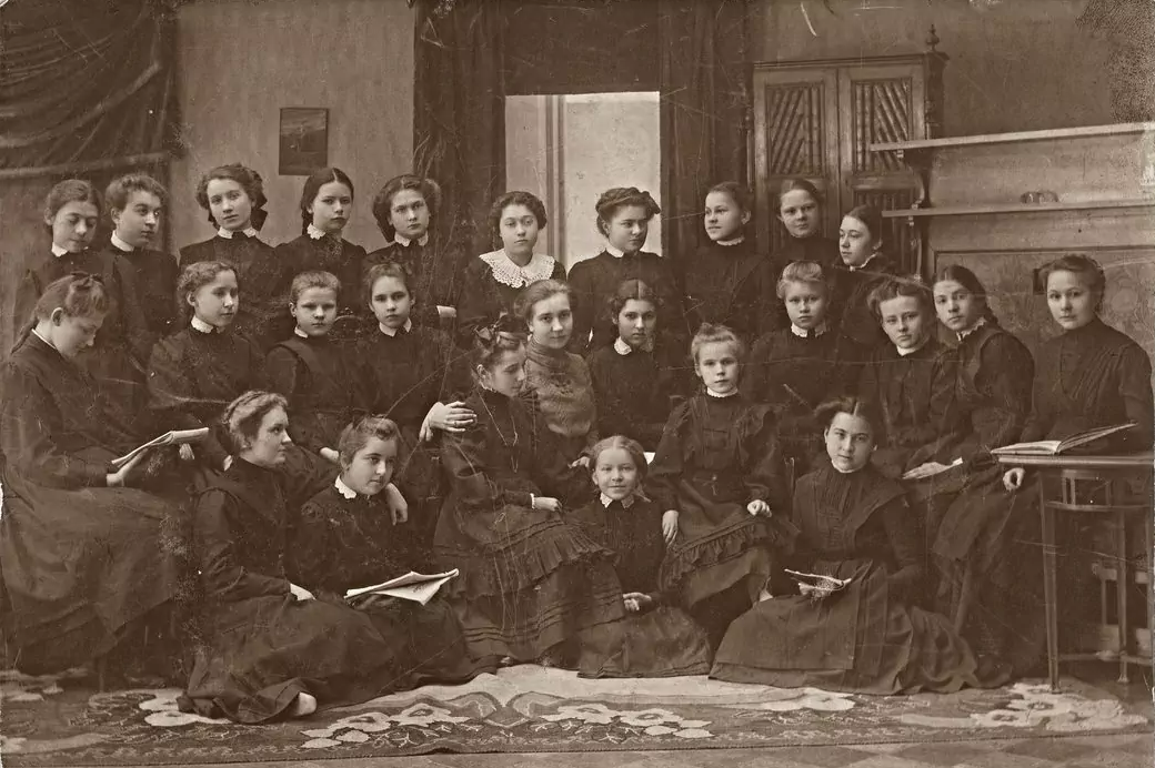 Гимназистки