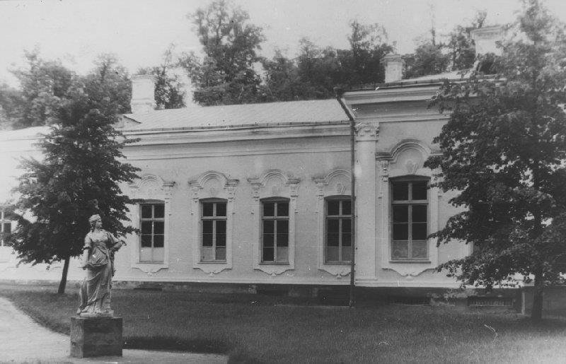 Фото: Гуриненко, Захар Порфирьевич.  Екатерининский корпус Монплезира. Западный фасад 1955 г.