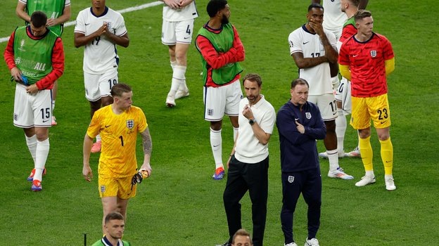    Гарет Саутгейт и футболисты сборной Англии после поражения от Испании на Евро-2024. AFP