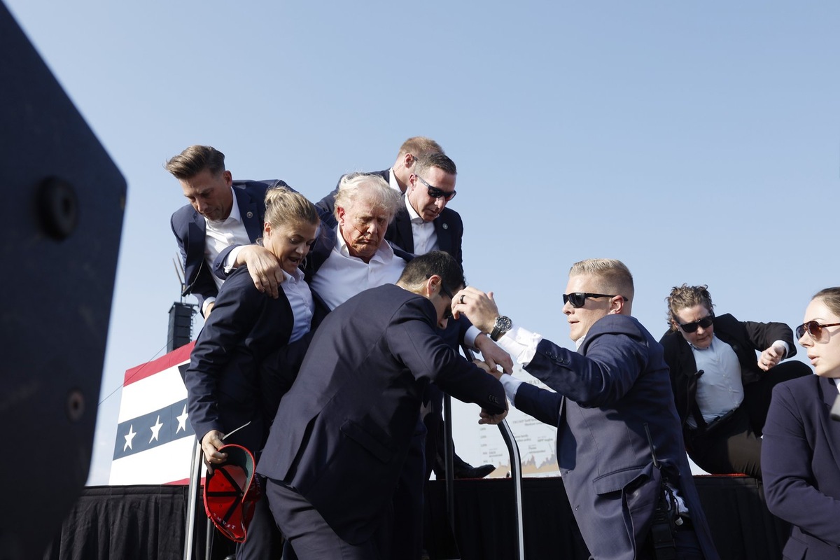    Трамп сразу же после покушения.