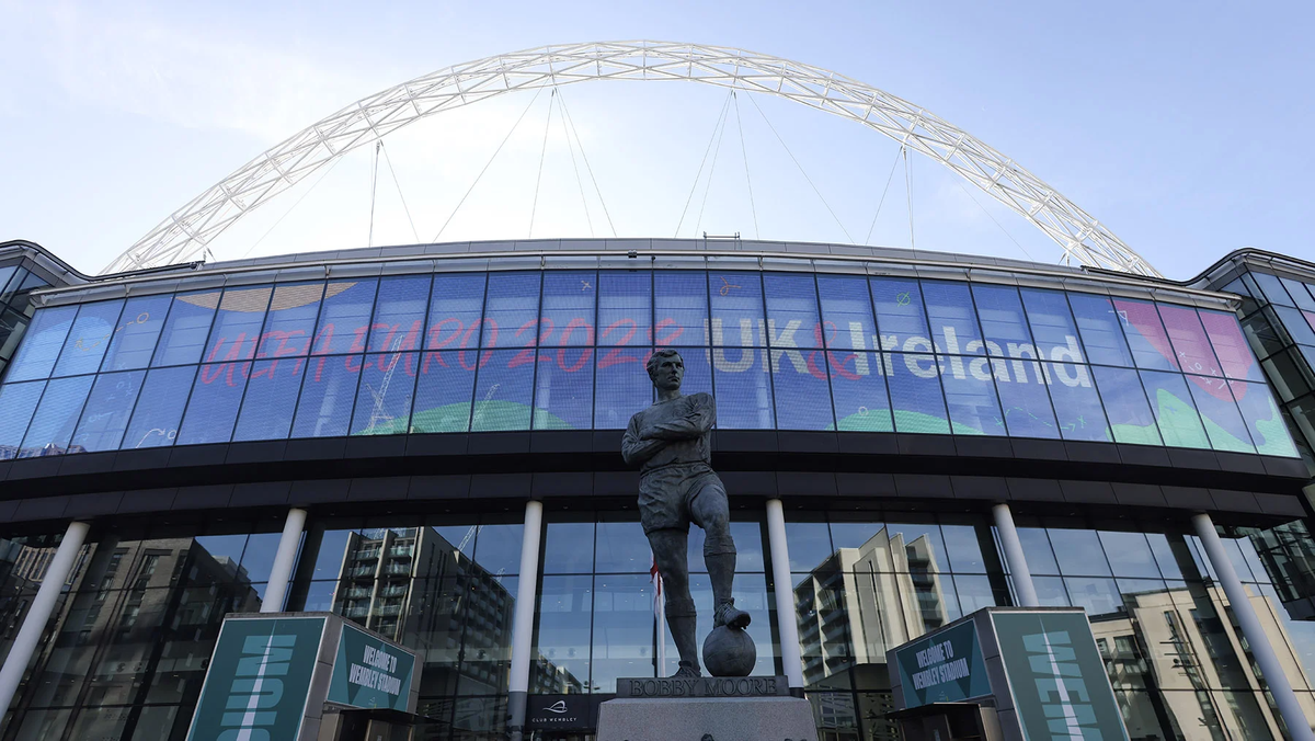 Статуя бывшего капитана сборной Англии сэра Бобби Мура у стадиона "Уэмбли" (Фото EPA / TASS)
