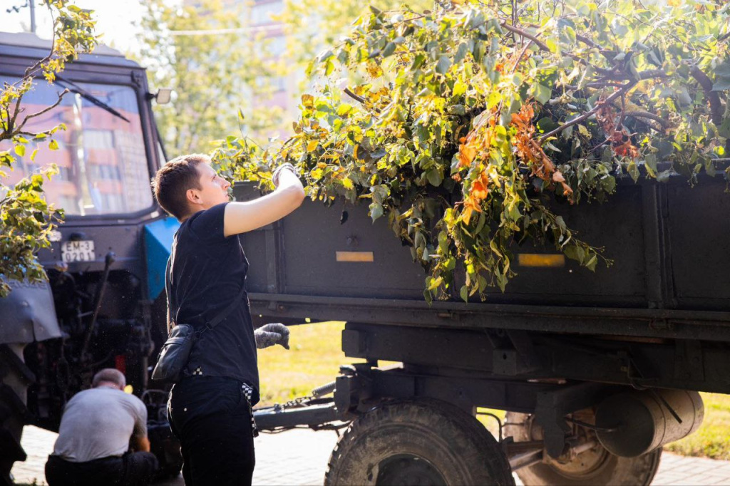    Волонтеры БРСМ помогают ликвидировать последствия непогоды